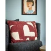 Zierkissen Cordoba – Abstraktes Tufting-Design in Bordeauxrot
