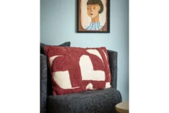 Zierkissen Cordoba – Abstraktes Tufting-Design in Bordeauxrot