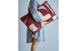 Zierkissen Cordoba – Abstraktes Tufting-Design in Bordeauxrot
